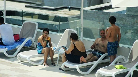 Herkese yasak turistte serbest
