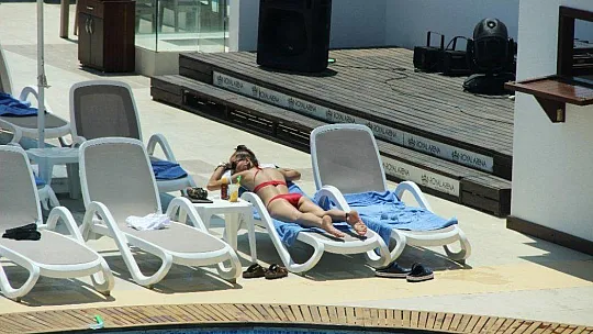 Herkese yasak turistte serbest