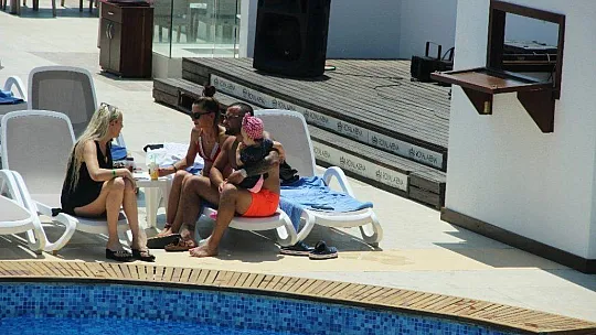 Herkese yasak turistte serbest