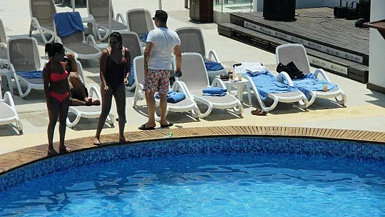 Herkese yasak turistte serbest