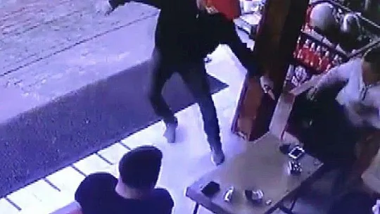 Herkesin gözü önde kurşun yağmuruna tuttu