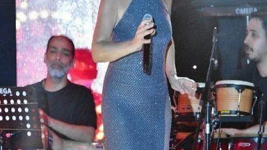 Hülya Avşar sahnelere geri döndü