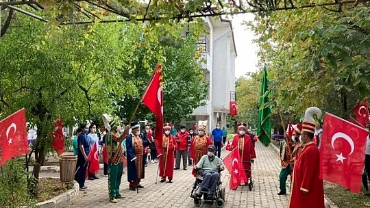 HUZUREVİ MEHTER TAKIMI İLK GÖSTERİSİNİ YAPTI