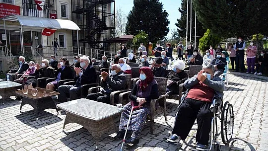 Huzurevi'ndeki yaşlılara bando sürprizi