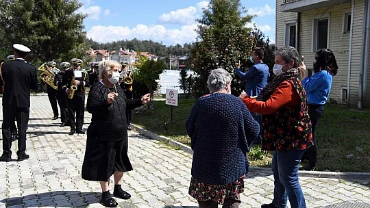 Huzurevi'ndeki yaşlılara bando sürprizi