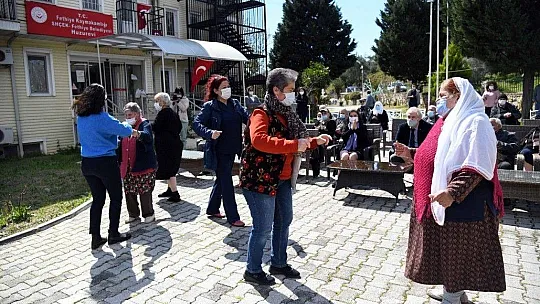 Huzurevi'ndeki yaşlılara bando sürprizi