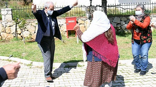 Huzurevi'ndeki yaşlılara bando sürprizi
