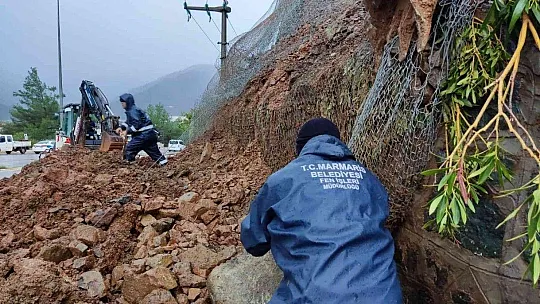 İçmeler'de heyelan yolu kapattı