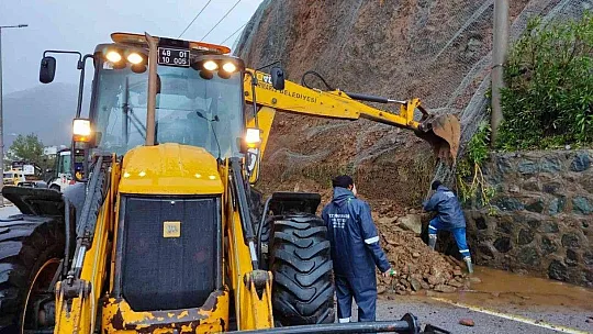 İçmeler'de heyelan yolu kapattı