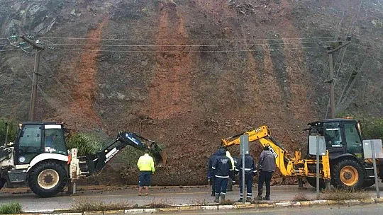 İçmeler'de heyelan yolu kapattı