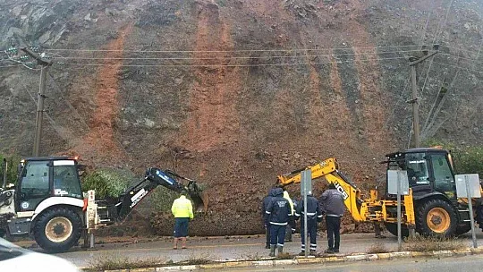 İçmeler'de heyelan yolu kapattı