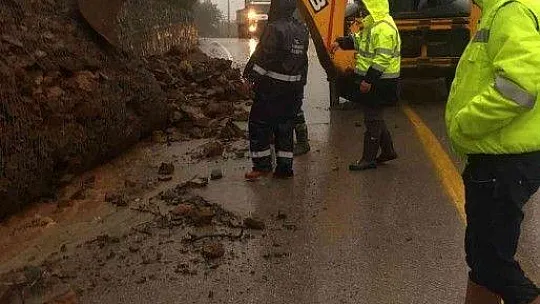 İçmeler'de heyelan yolu kapattı