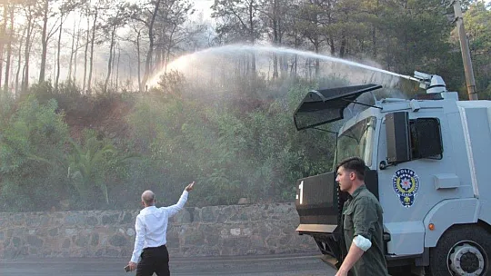 İçmeler yolunda alevler yolu kapattı