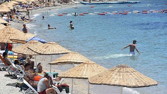 İki dev yolcu gemisi Bodrum'a geldi