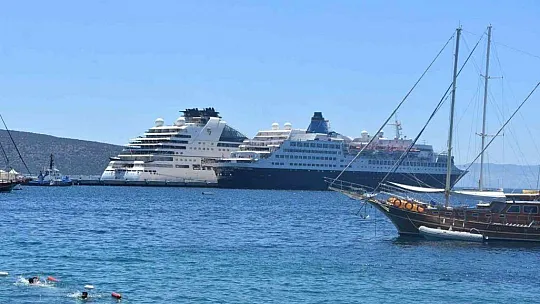 İki dev yolcu gemisi Bodrum'a geldi