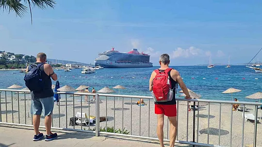 İki gemi ile Bodrum'a 1982 yolcu geldi