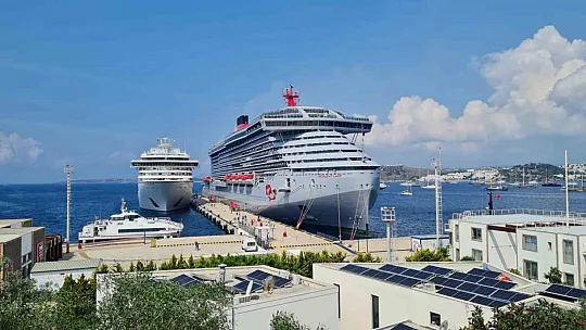 İki gemi ile Bodrum'a 1982 yolcu geldi