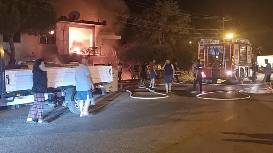 İki katlı bina, alevlere teslim oldu