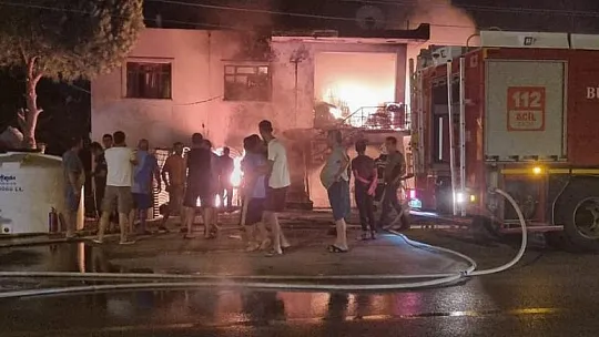 İki katlı bina, alevlere teslim oldu