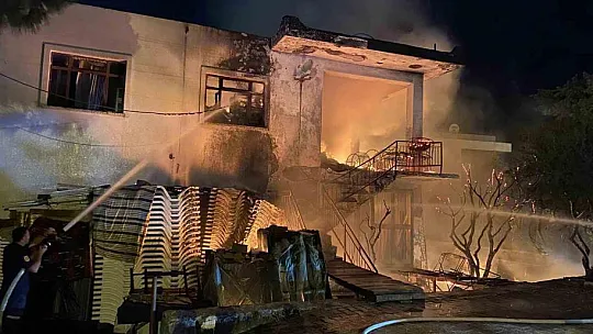 İki katlı bina, alevlere teslim oldu