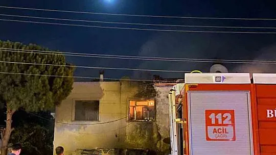 İki katlı bina, alevlere teslim oldu