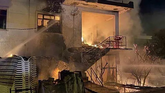İki katlı bina, alevlere teslim oldu