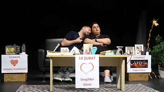 İki kişilik komedi oyunu 'Ruh Öküzüm' Marmaris'te sahne aldı