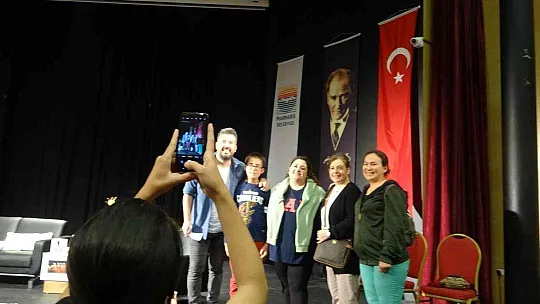 İki kişilik komedi oyunu 'Ruh Öküzüm' Marmaris'te sahne aldı