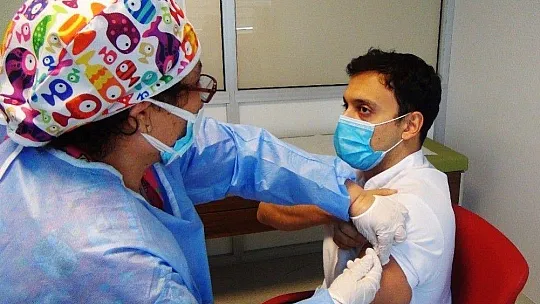 İlk aşı Sağlık Müdürü İskender Gencer'e