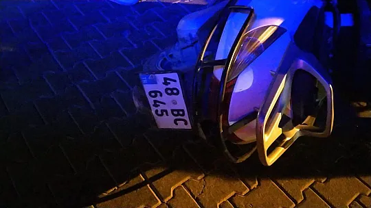 Kırmızı Işıkta Geçen Motosiklet Otomobile Çarptı