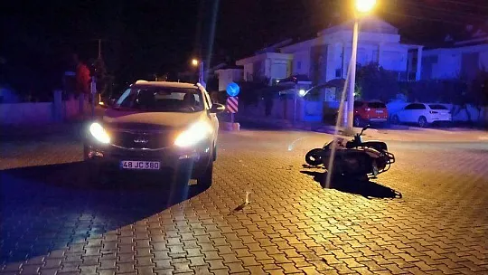 Kırmızı Işıkta Geçen Motosiklet Otomobile Çarptı