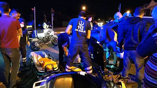Kırmızı Işıkta Geçen Motosiklet Otomobile Çarptı