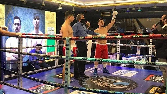 FETHİYELİ BOKSÖR İKİNCİ MAÇINI DA KAZANDI