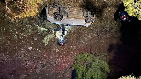 Dereye devrilen otomobildeki 2 kişi yaralandı