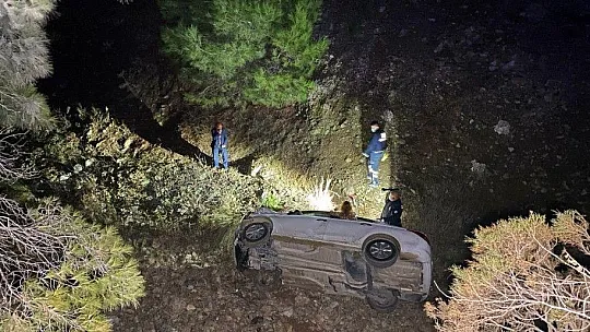Dereye devrilen otomobildeki 2 kişi yaralandı