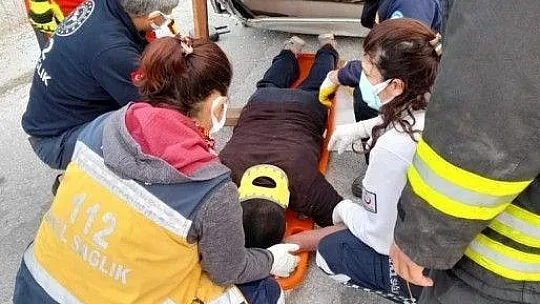 Araç İçerisinde Sıkışan Vatandaşı İtfaiye Ekibi Kurtardı