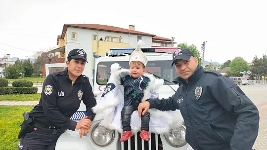 MİNİK ÇOCUĞU SÜNNET ETTİRDİLER