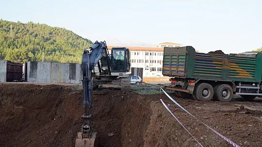 Başkan Akdenizli, TOKİ'de İncelemelerde Bulundu