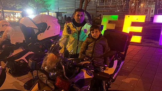 Fethiye Polisi'nden Küçük Çocuklara Jest