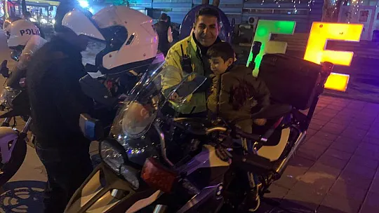 Fethiye Polisi'nden Küçük Çocuklara Jest