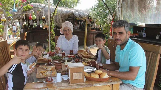 Açık havada deniz kenarında kahvaltı keyfi