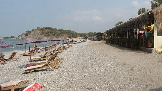 Açık havada deniz kenarında kahvaltı keyfi