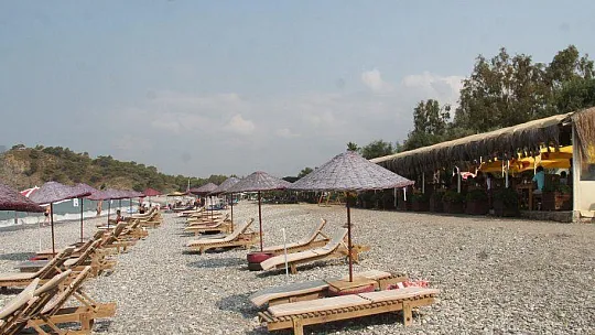 Açık havada deniz kenarında kahvaltı keyfi