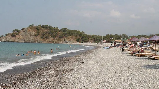 Açık havada deniz kenarında kahvaltı keyfi