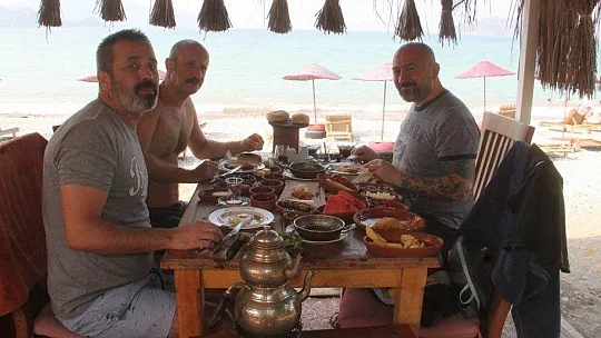 Açık havada deniz kenarında kahvaltı keyfi