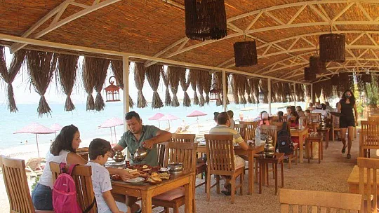 Açık havada deniz kenarında kahvaltı keyfi