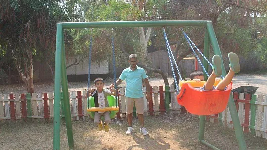 Açık havada deniz kenarında kahvaltı keyfi