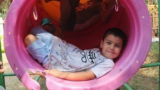 Açık havada deniz kenarında kahvaltı keyfi