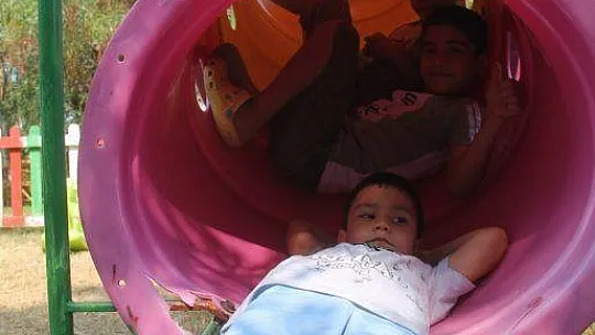 Açık havada deniz kenarında kahvaltı keyfi