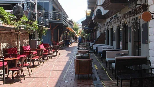 KENDİ KENDİLERİNİ YAKTILAR